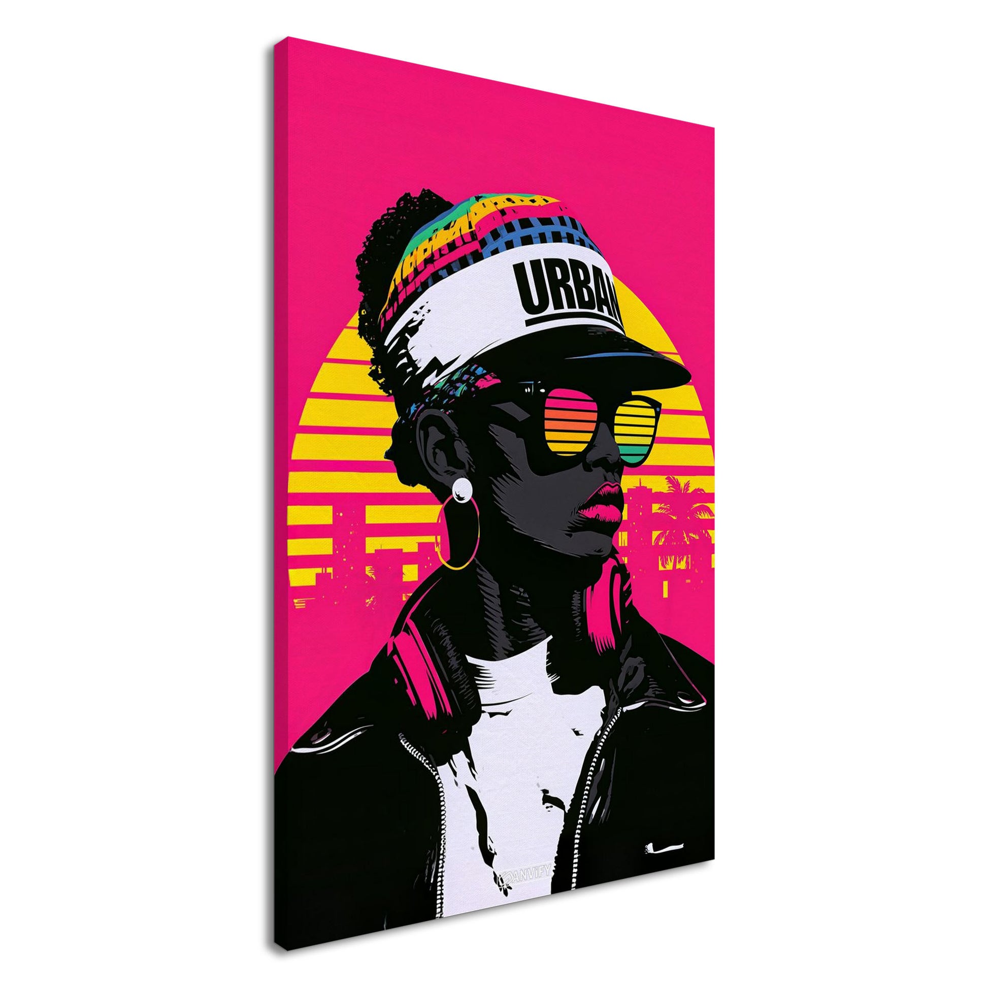 Hip-Hop-Frau mit einer Urban-Cap bei Sonnenuntergang in Miami im Pop Art Stil auf einer Leinwand