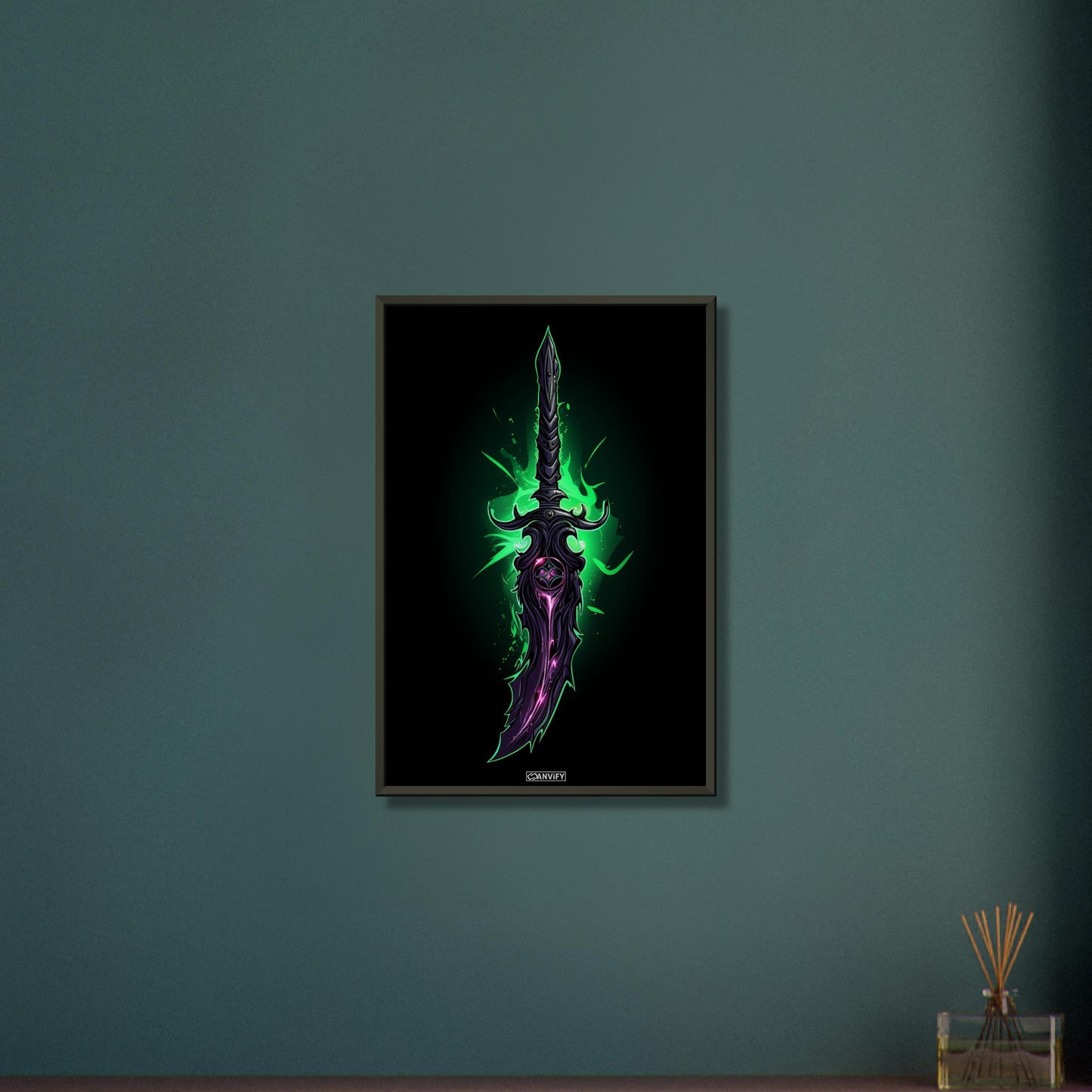Grün glühender mystischer Dolch auf einem Poster im Metallrahmen