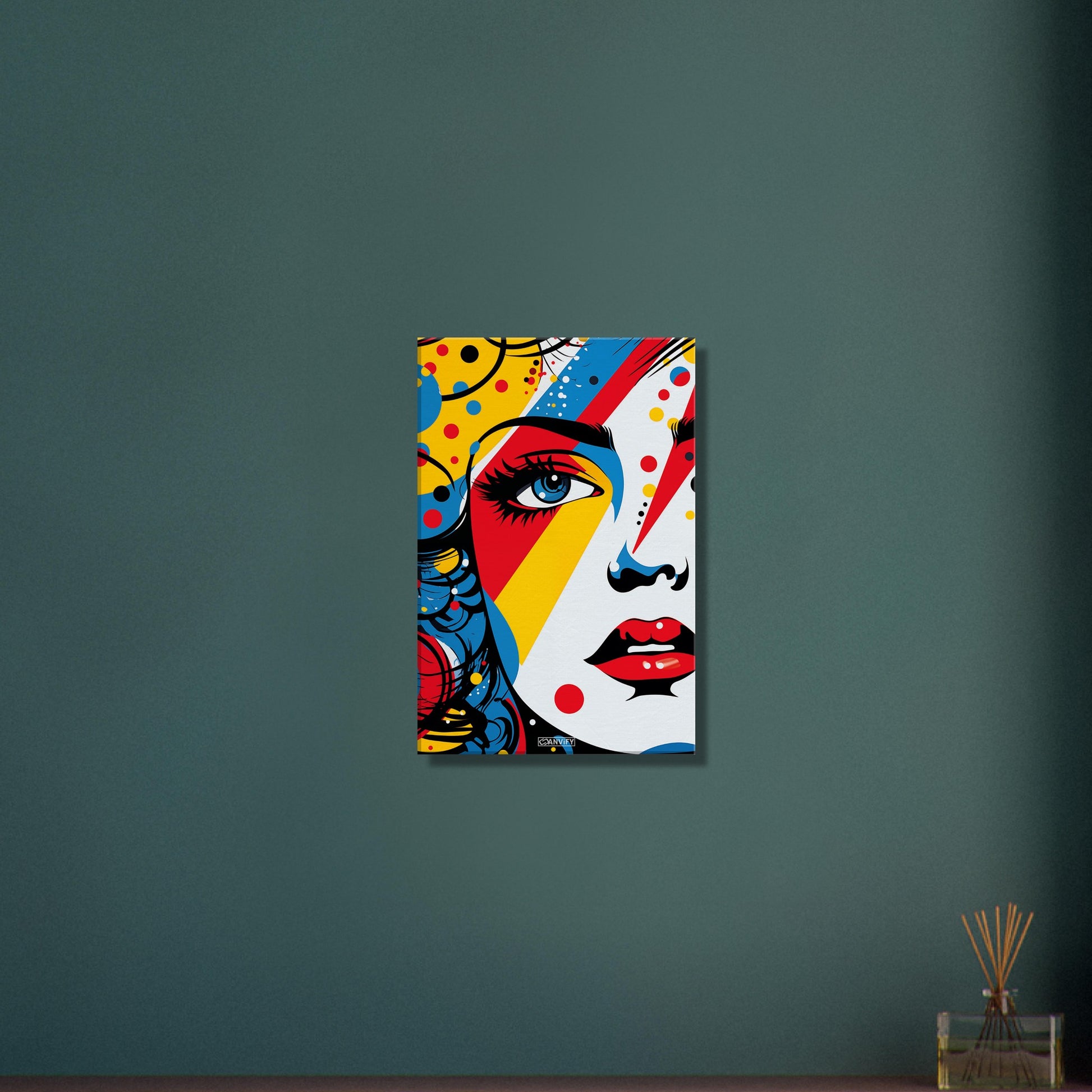 Buntes Frauengesicht im Pop Art Stil auf einer Leinwand