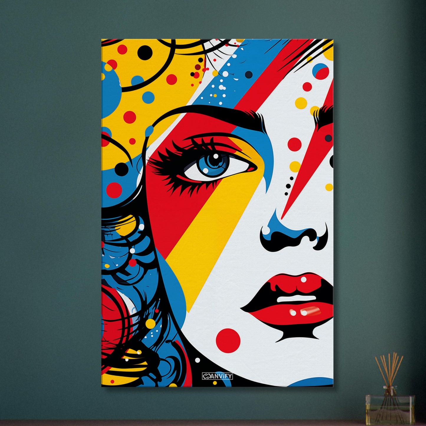 Buntes Frauengesicht im Pop Art Stil auf einer Leinwand