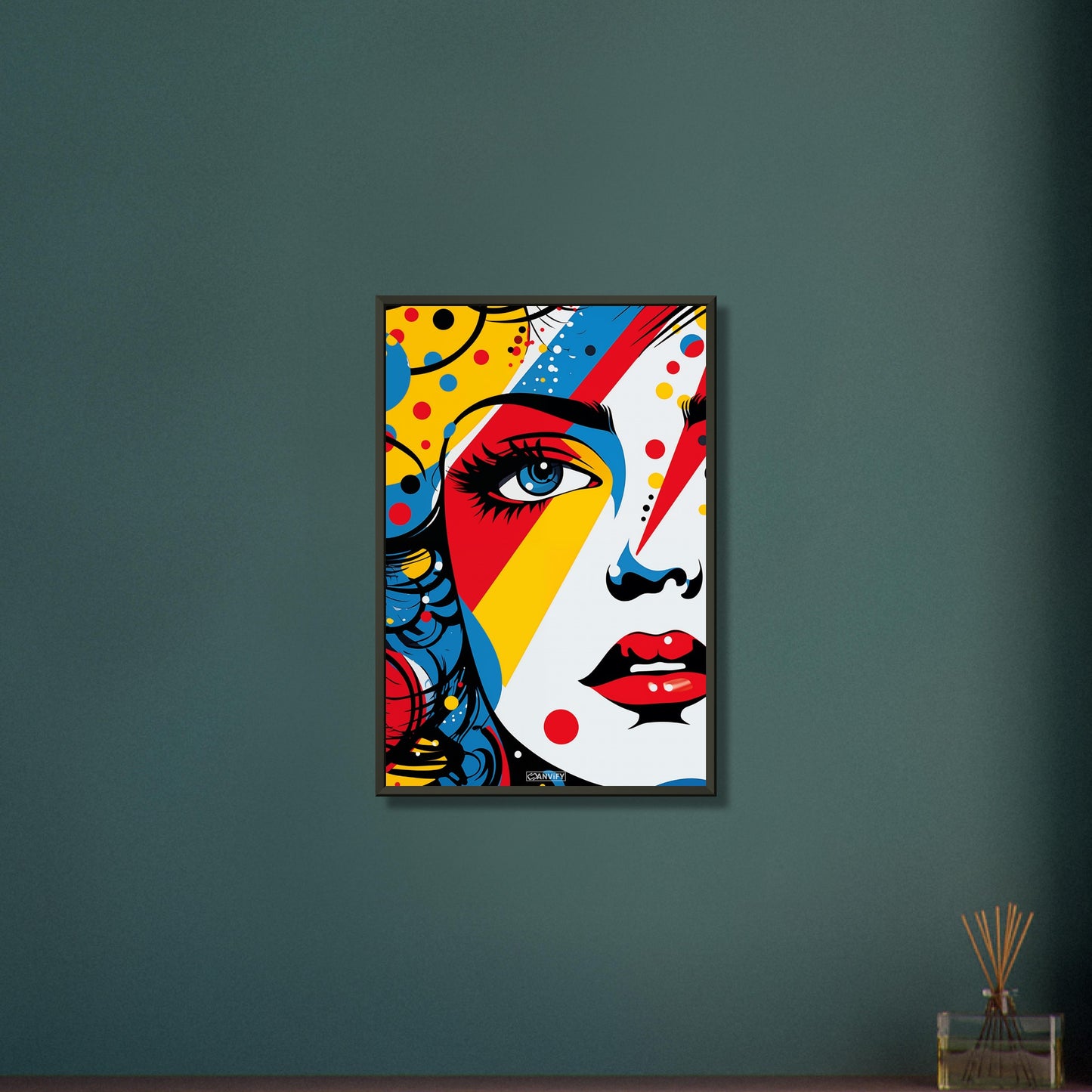 Buntes Frauengesicht im Pop Art Stil auf einem Poster im Metallrahmen