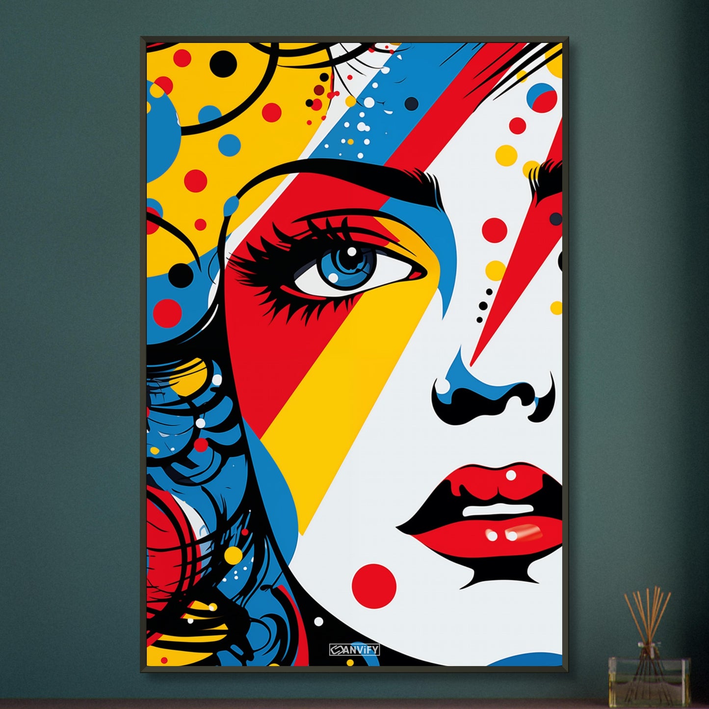 Buntes Frauengesicht im Pop Art Stil auf einem Poster im Metallrahmen