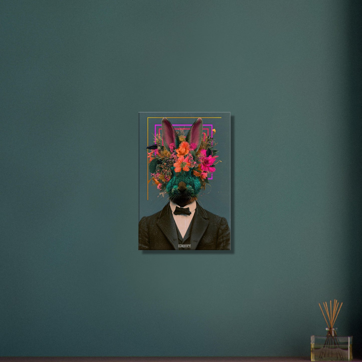 Hase im Anzug und mit einer Blumenkrone im abstrakten Vintage-Stil auf einer Leinwand