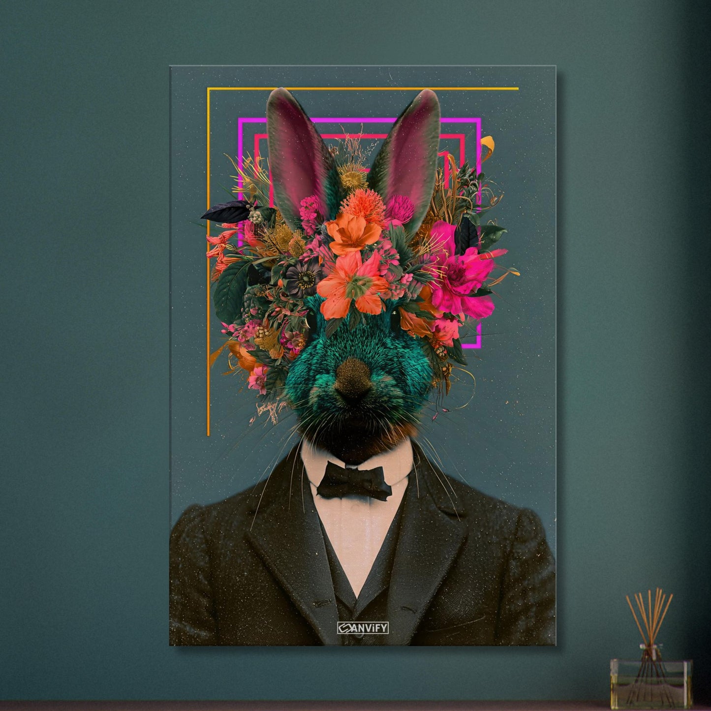 Hase im Anzug und mit einer Blumenkrone im abstrakten Vintage-Stil auf einer Leinwand