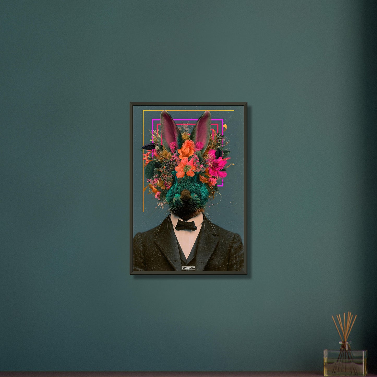 Hase im Anzug und mit einer Blumenkrone im abstrakten Vintage-Stil auf einem Poster im Metallrahmen