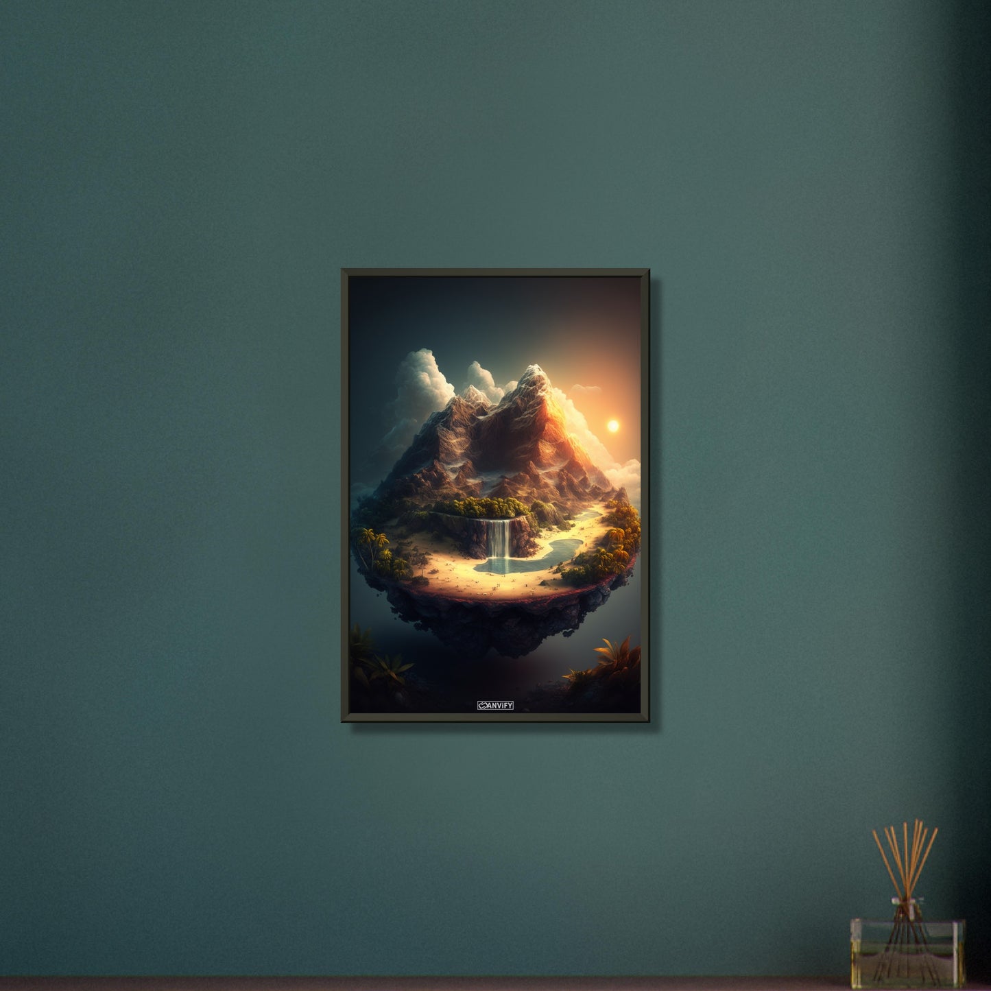 Bergsee mit einem Wasserfall und Strand mit Palmen auf einem Poster im Metallrahmen