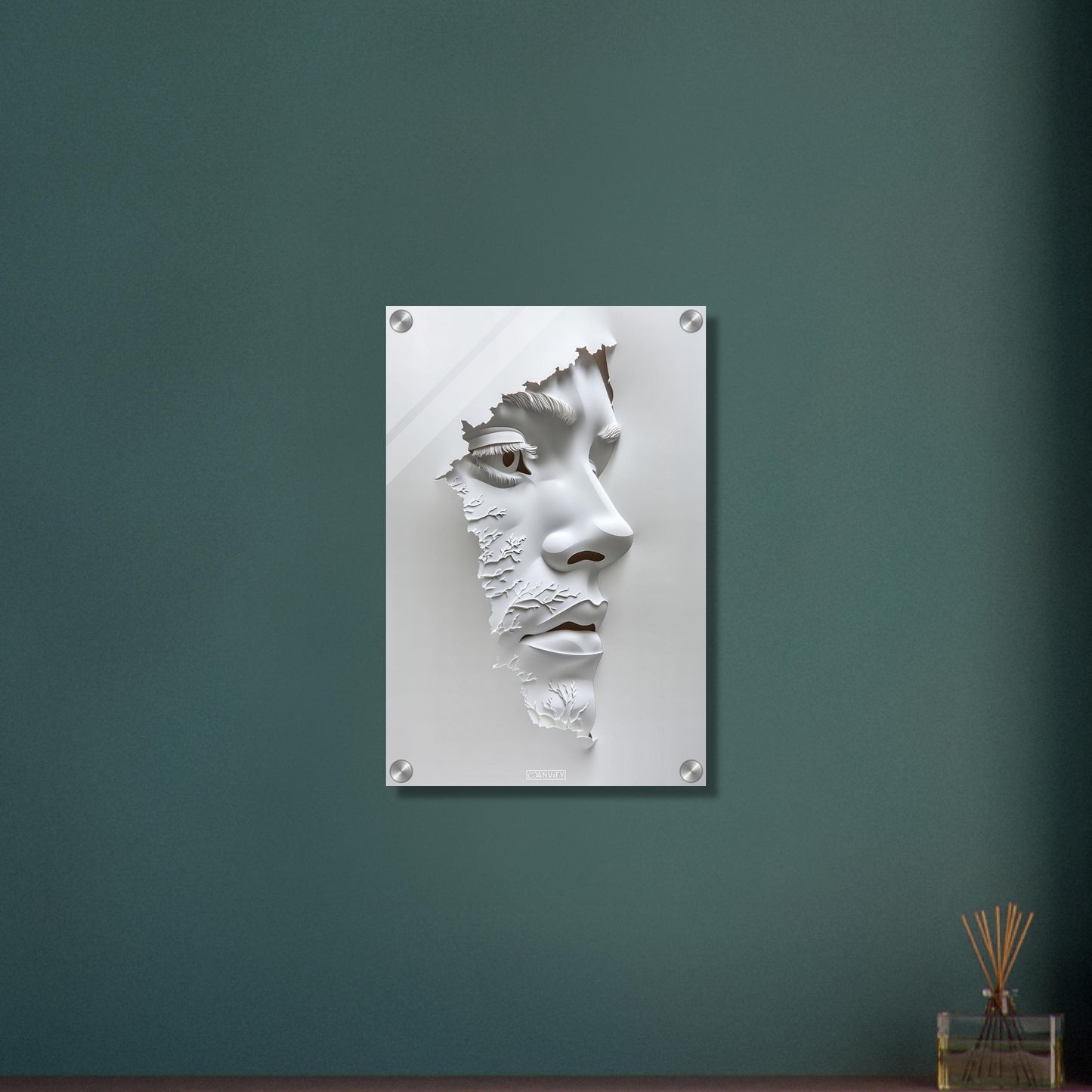 Weisse Skulptur von einem Gesicht eines Mannes auf einem Acrylbild