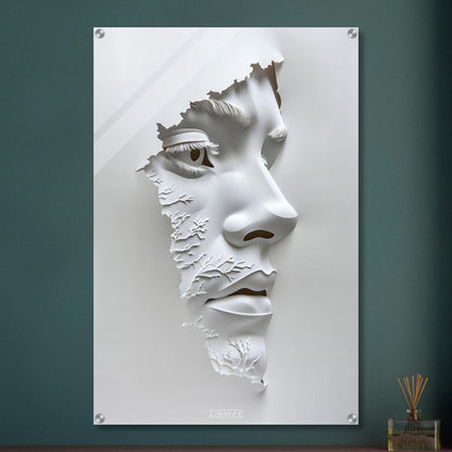 Weisse Skulptur von einem Gesicht eines Mannes auf einem Acrylbild