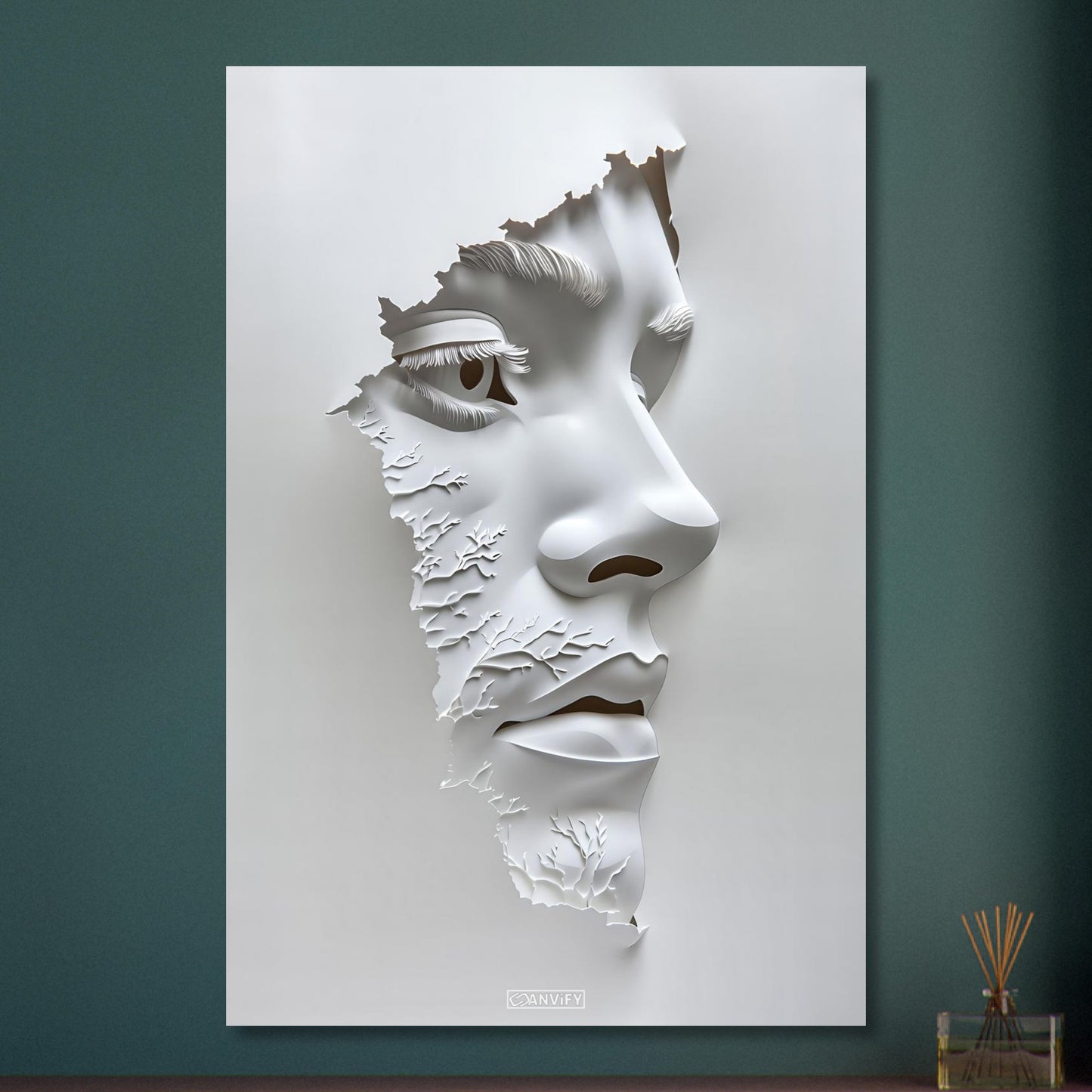 Weisse Skulptur von einem Gesicht eines Mannes auf Aluminium