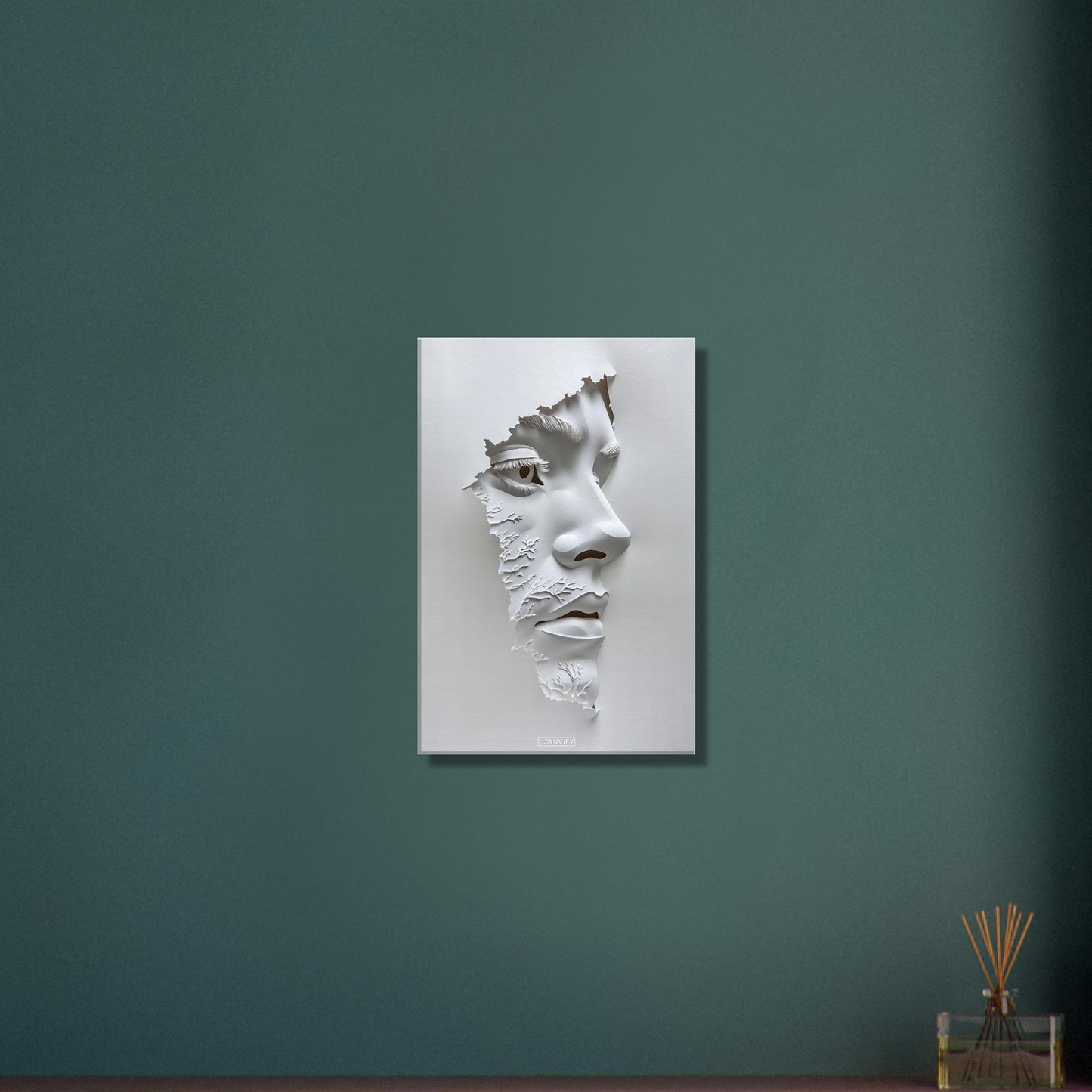 Weisse Skulptur von einem Gesicht eines Mannes auf einer Leinwand