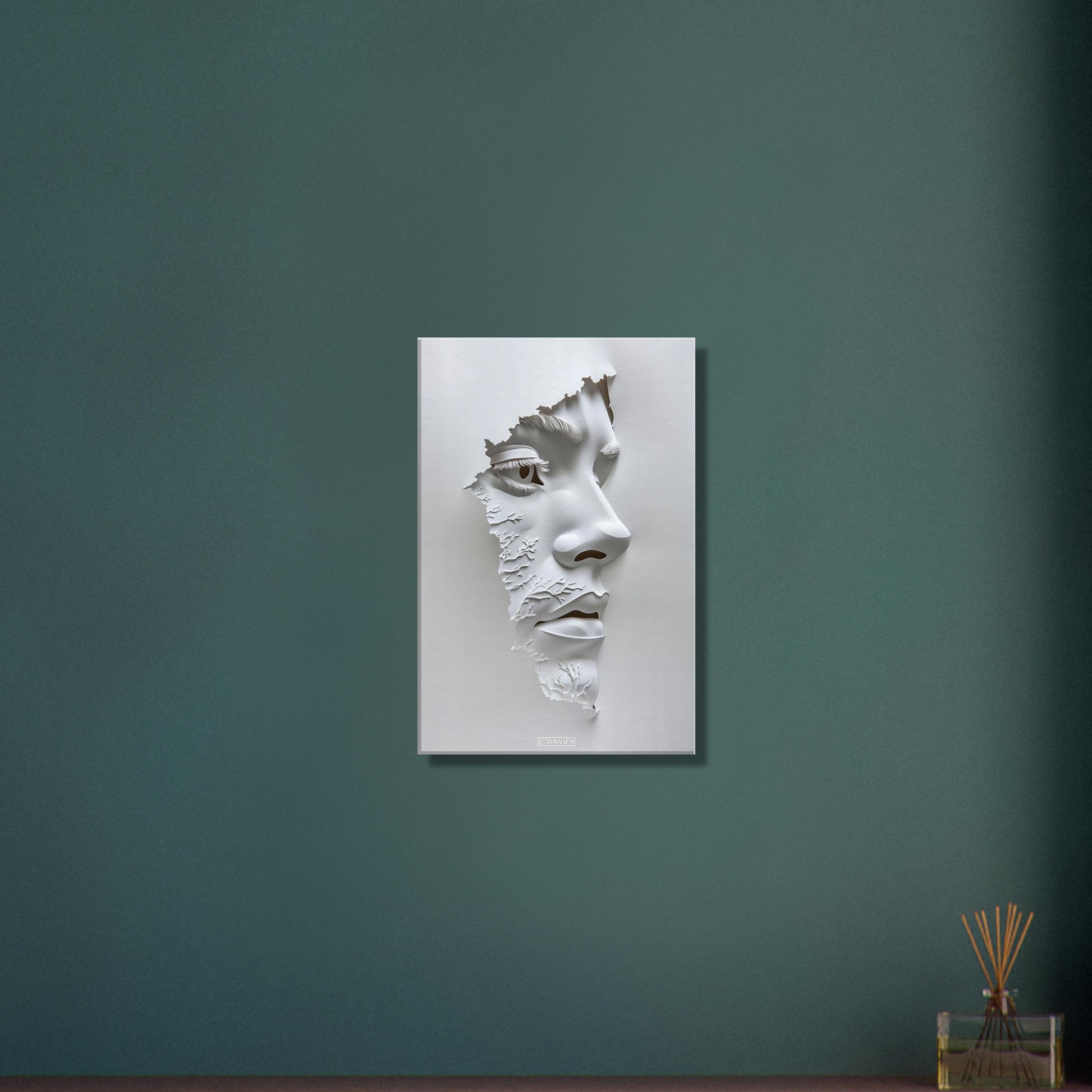 Weisse Skulptur von einem Gesicht eines Mannes auf einer Leinwand