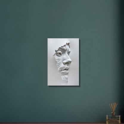 Weisse Skulptur von einem Gesicht eines Mannes auf einer Leinwand