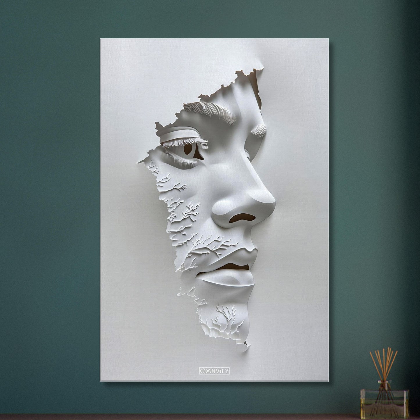 Weisse Skulptur von einem Gesicht eines Mannes auf einer Leinwand