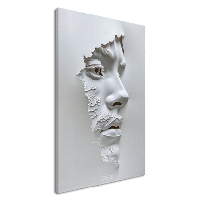 Weisse Skulptur von einem Gesicht eines Mannes auf einer Leinwand