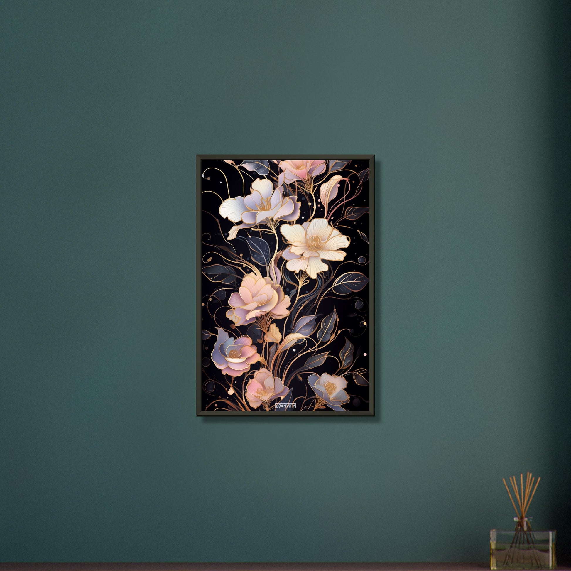 Cremeweiße Rosen mit goldenen Akzenten auf einem Poster im Metallrahmen