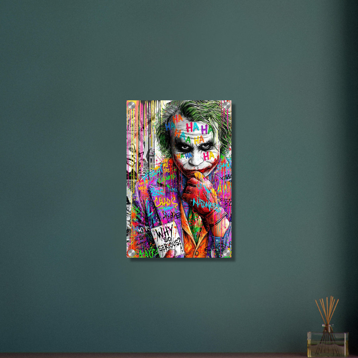 Superschurke "Joker" im bunten Pop Art Stil mit einer Karte in der Hand mit einem Spruch 'Why So Serious' auf einem Acrylbild