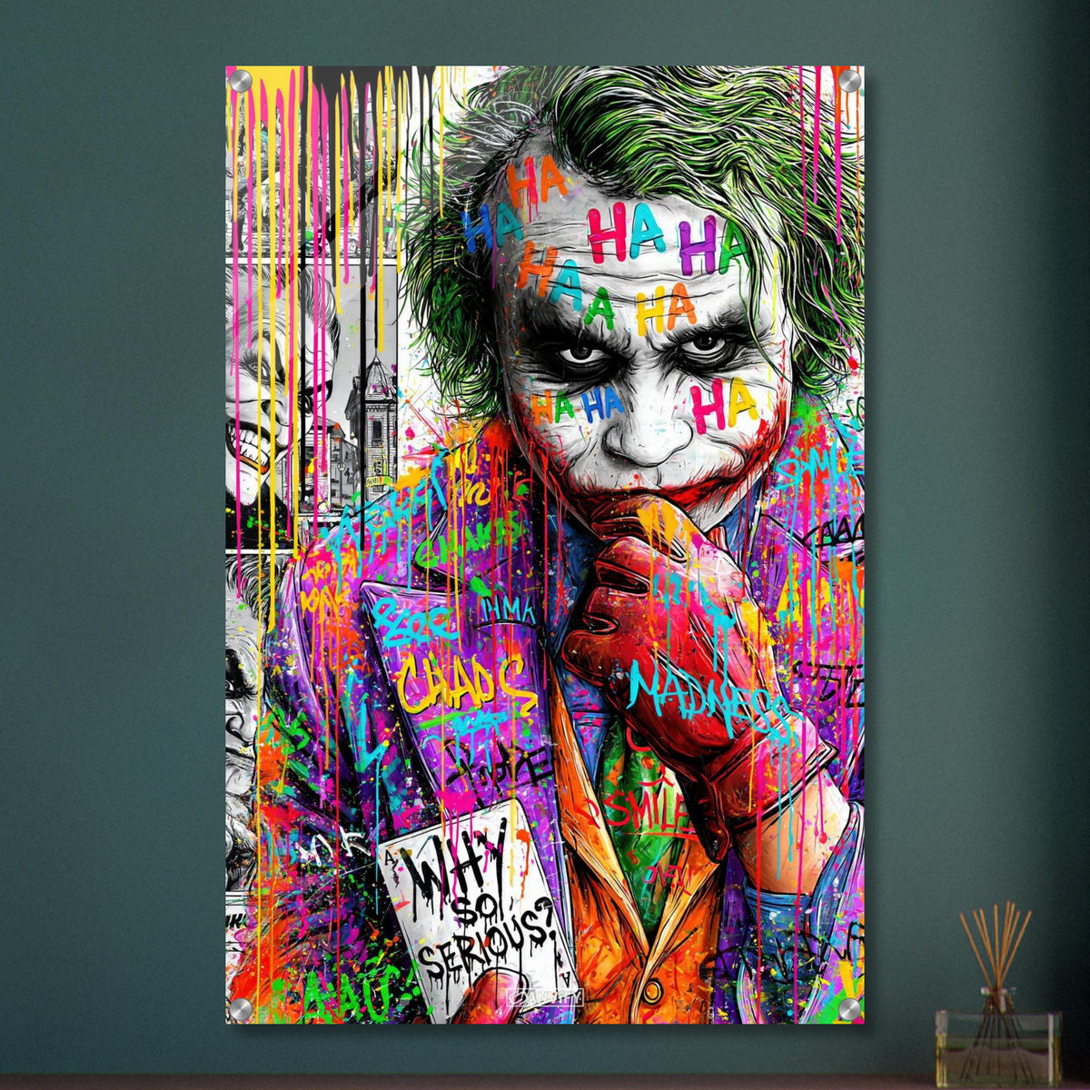 Superschurke "Joker" im bunten Pop Art Stil mit einer Karte in der Hand mit einem Spruch 'Why So Serious' auf einem Acrylbild