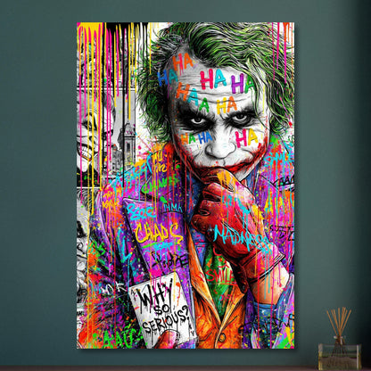 Superschurke "Joker" im bunten Pop Art Stil mit einer Karte in der Hand mit einem Spruch 'Why So Serious' auf Aluminium