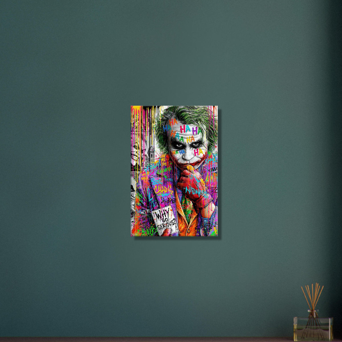 Superschurke "Joker" im bunten Pop Art Stil mit einer Karte in der Hand mit einem Spruch 'Why So Serious' auf einer Leinwand