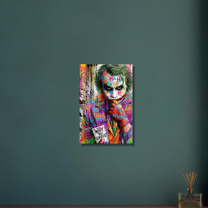 Superschurke "Joker" im bunten Pop Art Stil mit einer Karte in der Hand mit einem Spruch 'Why So Serious' auf einer Leinwand