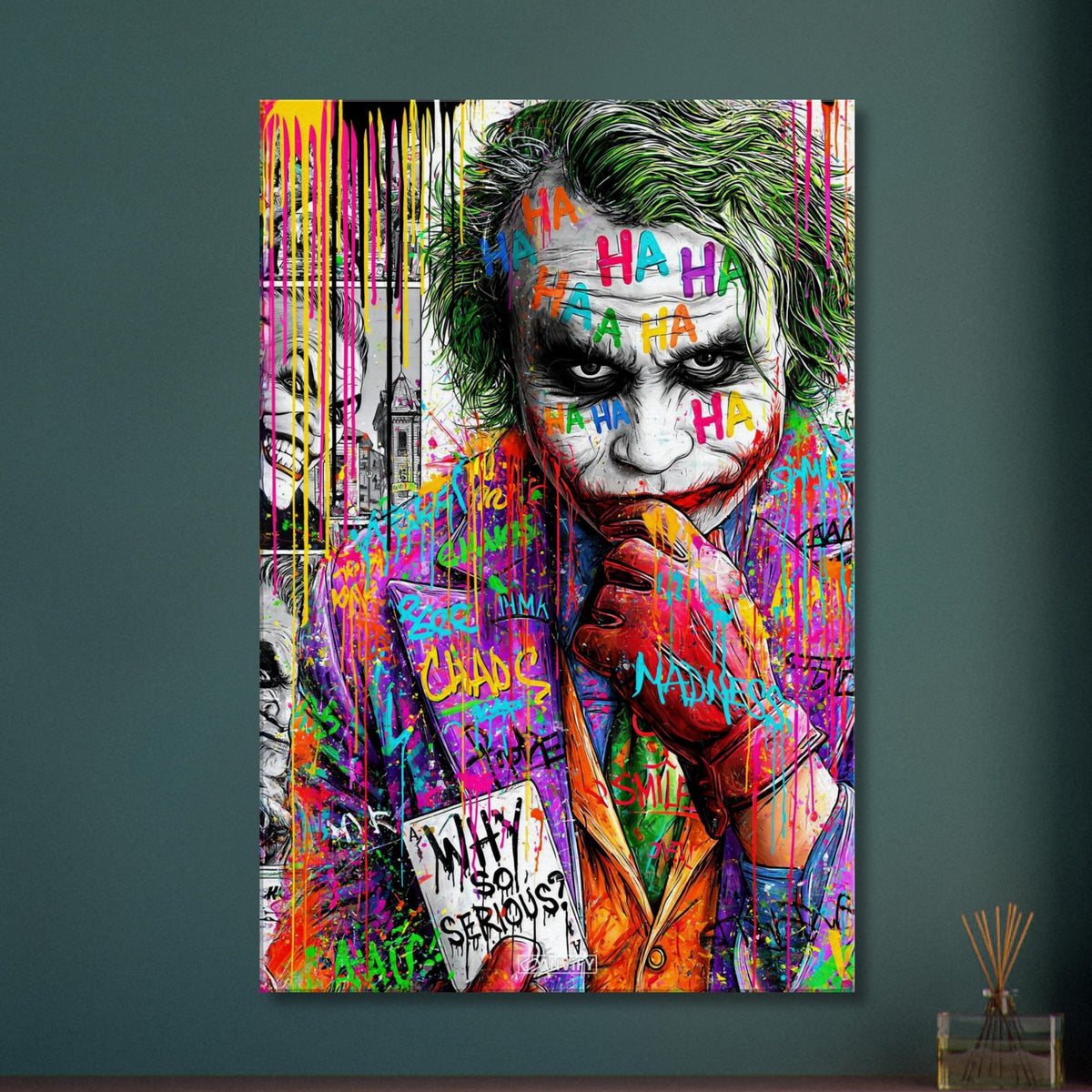 Superschurke "Joker" im bunten Pop Art Stil mit einer Karte in der Hand mit einem Spruch 'Why So Serious' auf einer Leinwand
