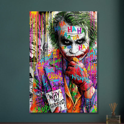 Superschurke "Joker" im bunten Pop Art Stil mit einer Karte in der Hand mit einem Spruch 'Why So Serious' auf einer Leinwand