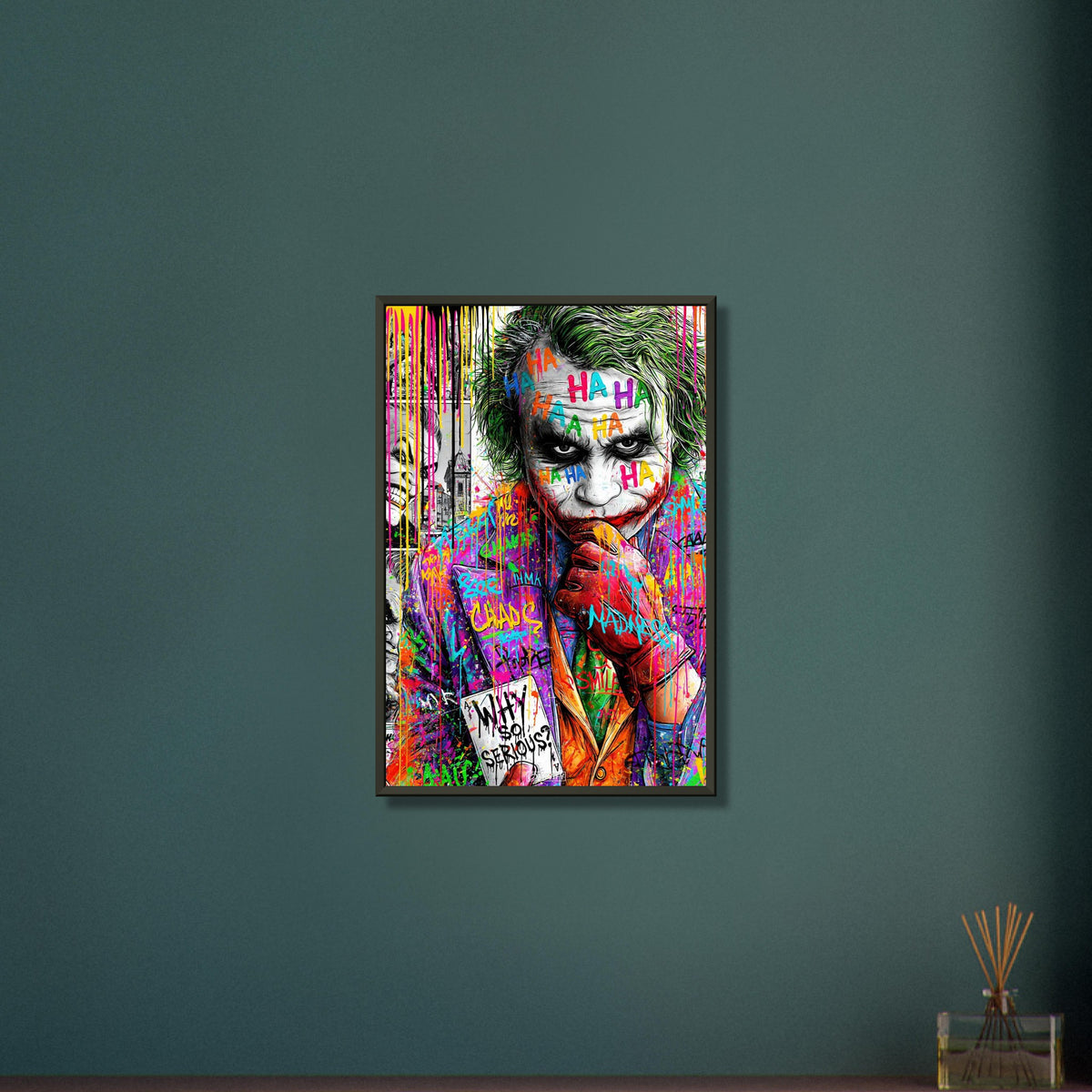Superschurke "Joker" im bunten Pop Art Stil mit einer Karte in der Hand mit einem Spruch 'Why So Serious' auf einem Poster im Metallrahmen