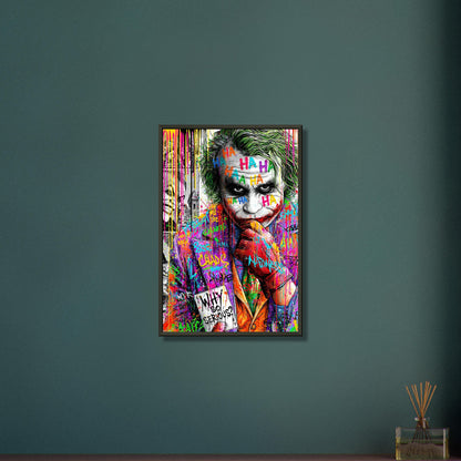 Superschurke "Joker" im bunten Pop Art Stil mit einer Karte in der Hand mit einem Spruch 'Why So Serious' auf einem Poster im Metallrahmen