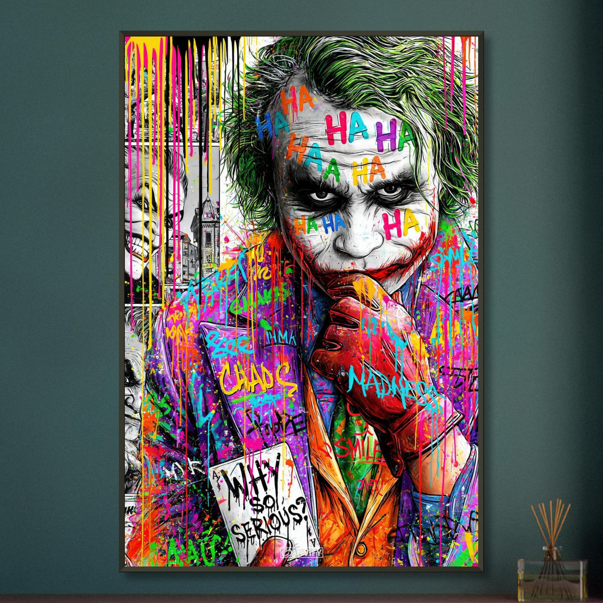 Superschurke "Joker" im bunten Pop Art Stil mit einer Karte in der Hand mit einem Spruch 'Why So Serious' auf einem Poster im Metallrahmen