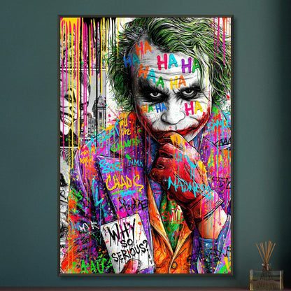 Superschurke "Joker" im bunten Pop Art Stil mit einer Karte in der Hand mit einem Spruch 'Why So Serious' auf einem Poster im Metallrahmen