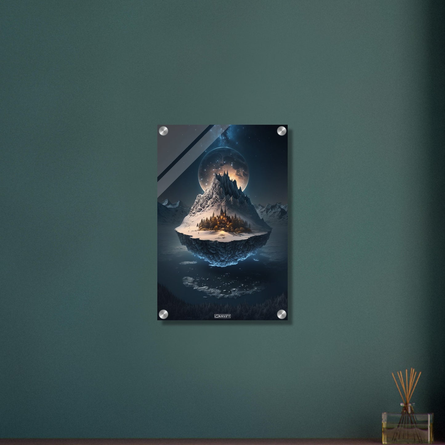 Schwebende Stadt auf einer verschneiten Insel über dem Wasser und einem Vollmond auf einem Acrylbild
