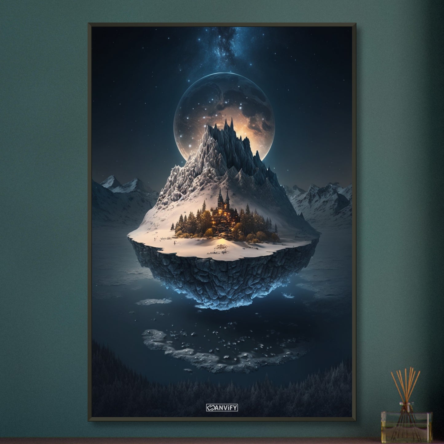 Schwebende Stadt auf einer verschneiten Insel über dem Wasser und einem Vollmond auf einem Poster im Metallrahmen