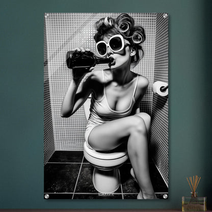Frau sitzt mit einer Flasche in der Hand und trinkt auf der Toilette in Schwarz und Weiß auf einem Acrylbild