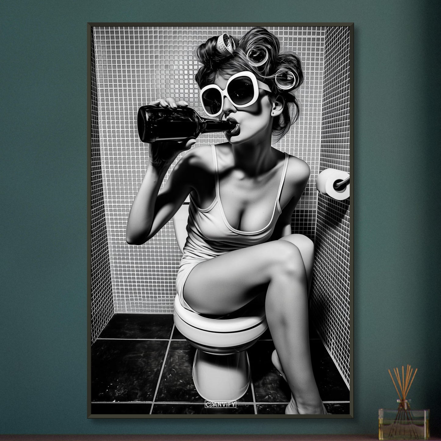 Frau sitzt mit einer Flasche in der Hand und trinkt auf der Toilette in Schwarz und Weiß auf einem Poster im Metallrahmen