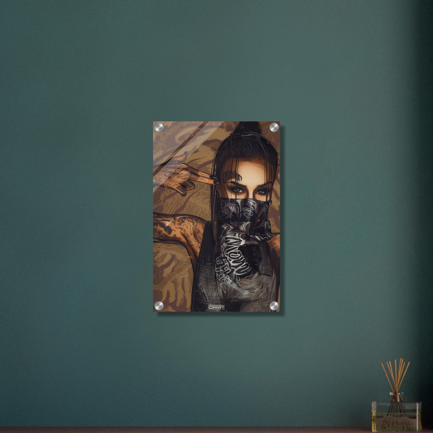 Tätowierte Frau mit einem schwarzen Bandana auf einem Acrylbild