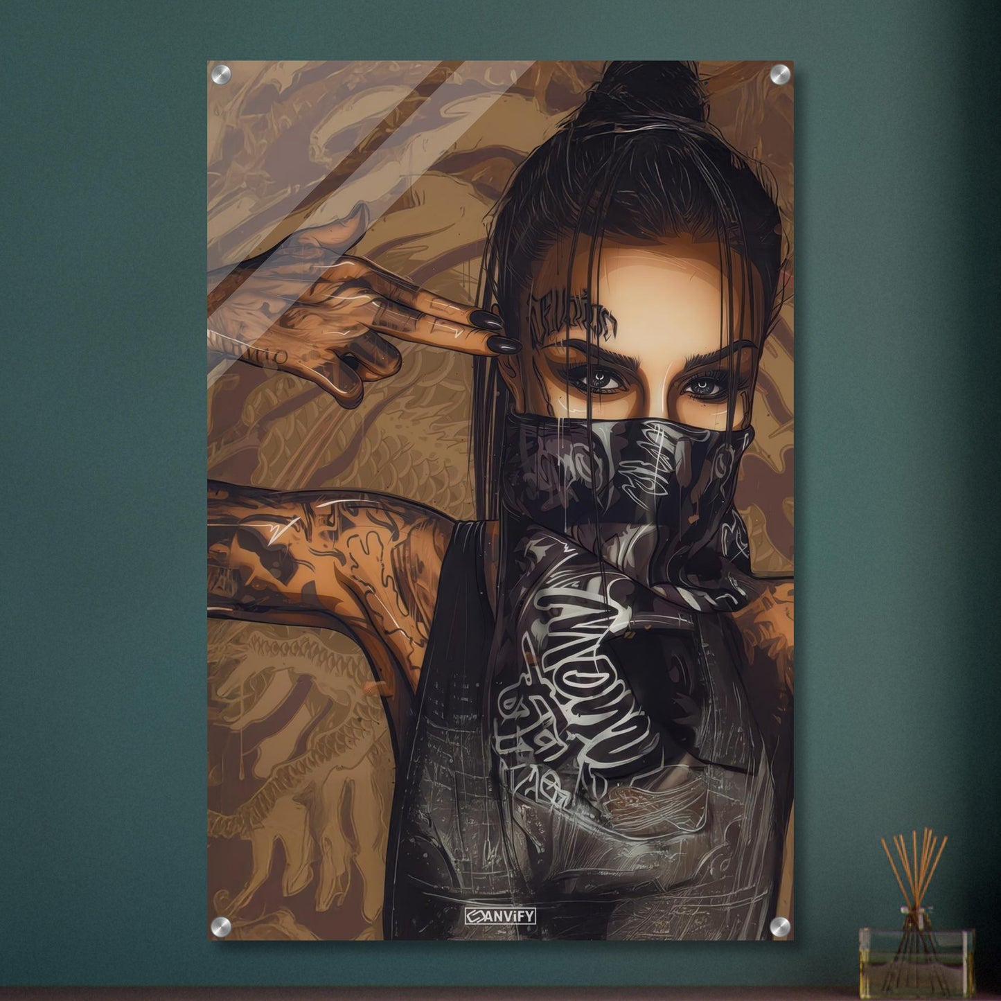 Tätowierte Frau mit einem schwarzen Bandana auf einem Acrylbild