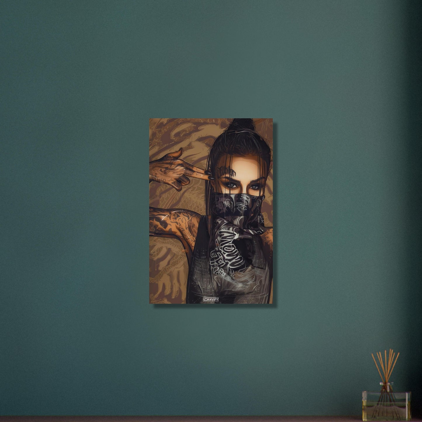 Tätowierte Frau mit einem schwarzen Bandana auf Aluminium