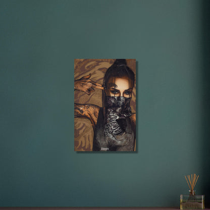 Tätowierte Frau mit einem schwarzen Bandana auf Aluminium
