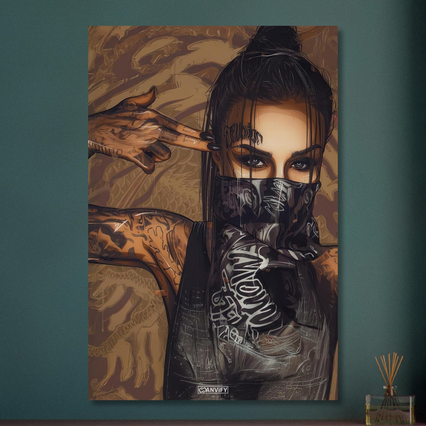 Tätowierte Frau mit einem schwarzen Bandana auf Aluminium