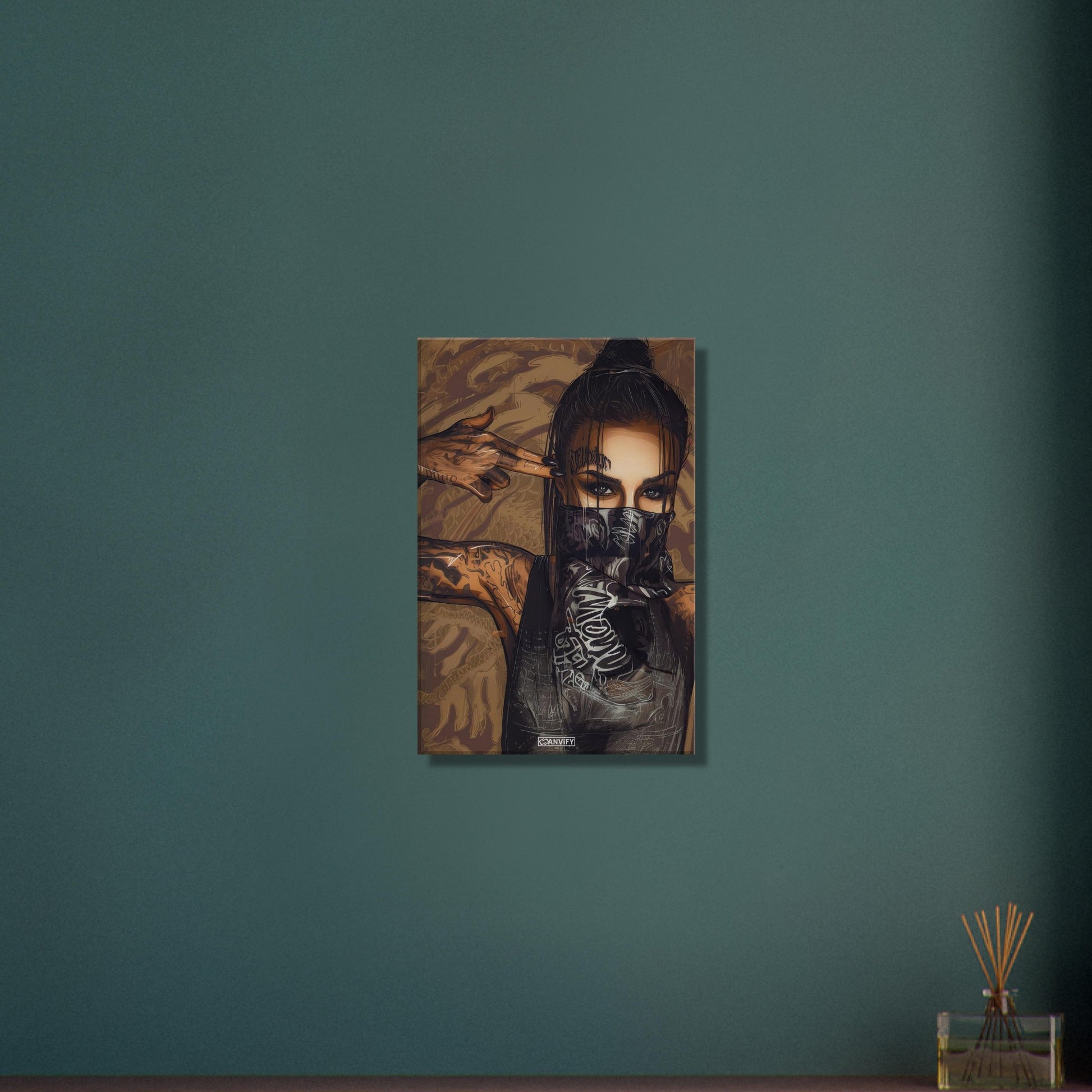 Tätowierte Frau mit einem schwarzen Bandana auf einer Leinwand