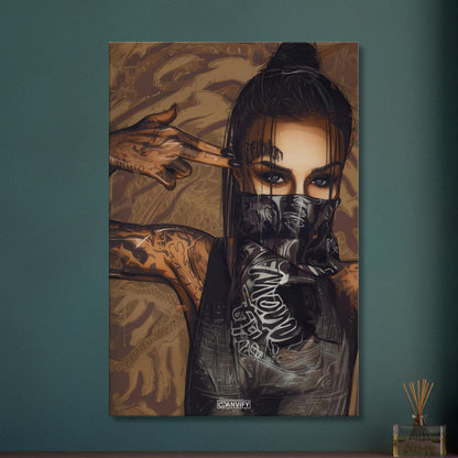 Tätowierte Frau mit einem schwarzen Bandana auf einer Leinwand