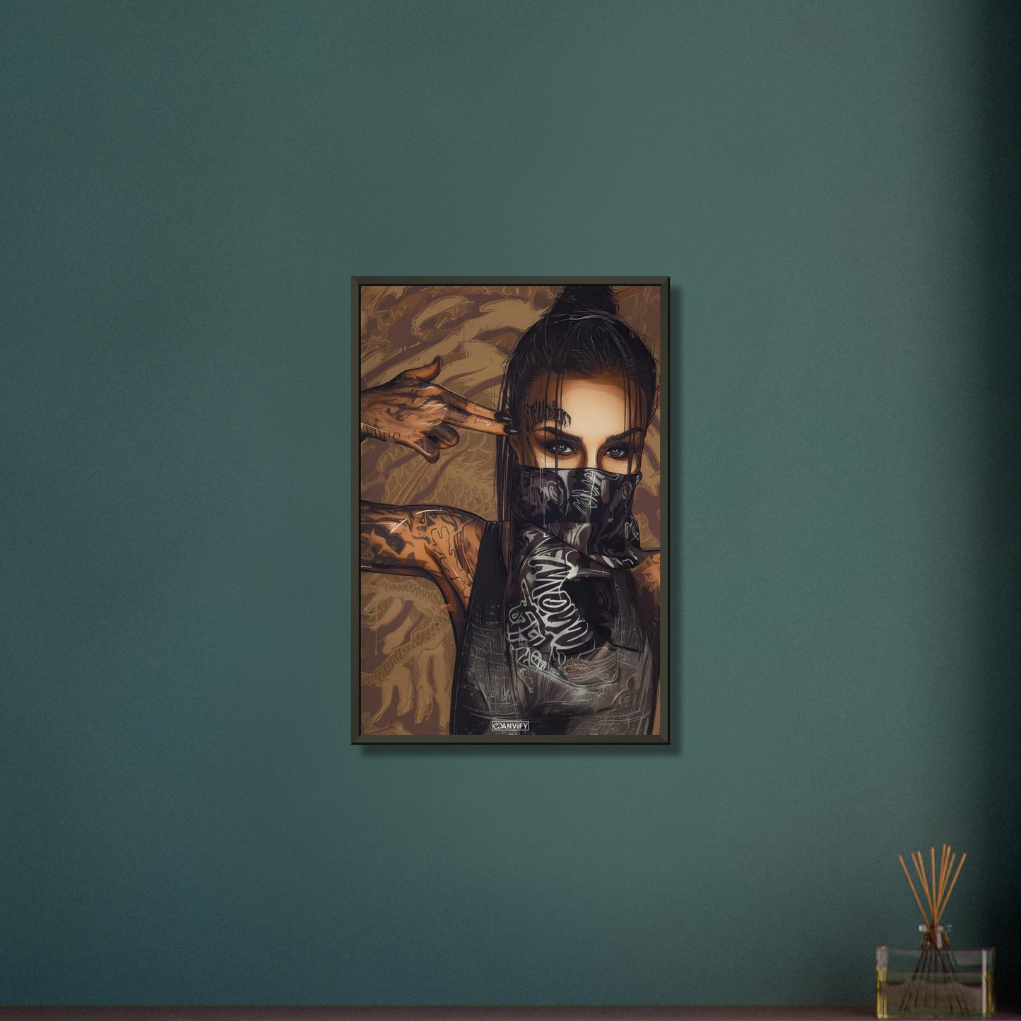 Tätowierte Frau mit einem schwarzen Bandana auf einem Poster im Metallrahmen
