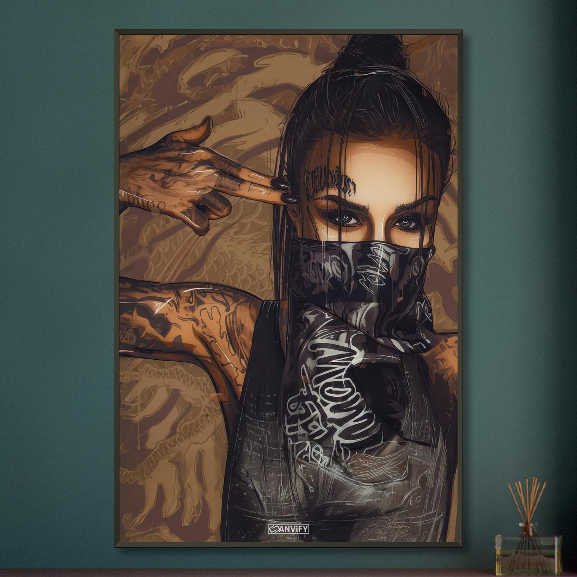 Tätowierte Frau mit einem schwarzen Bandana auf einem Poster im Metallrahmen