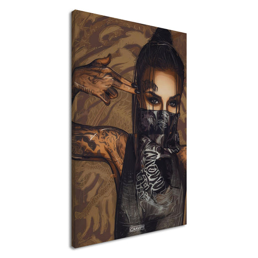 Tätowierte Frau mit einem schwarzen Bandana auf einer Leinwand