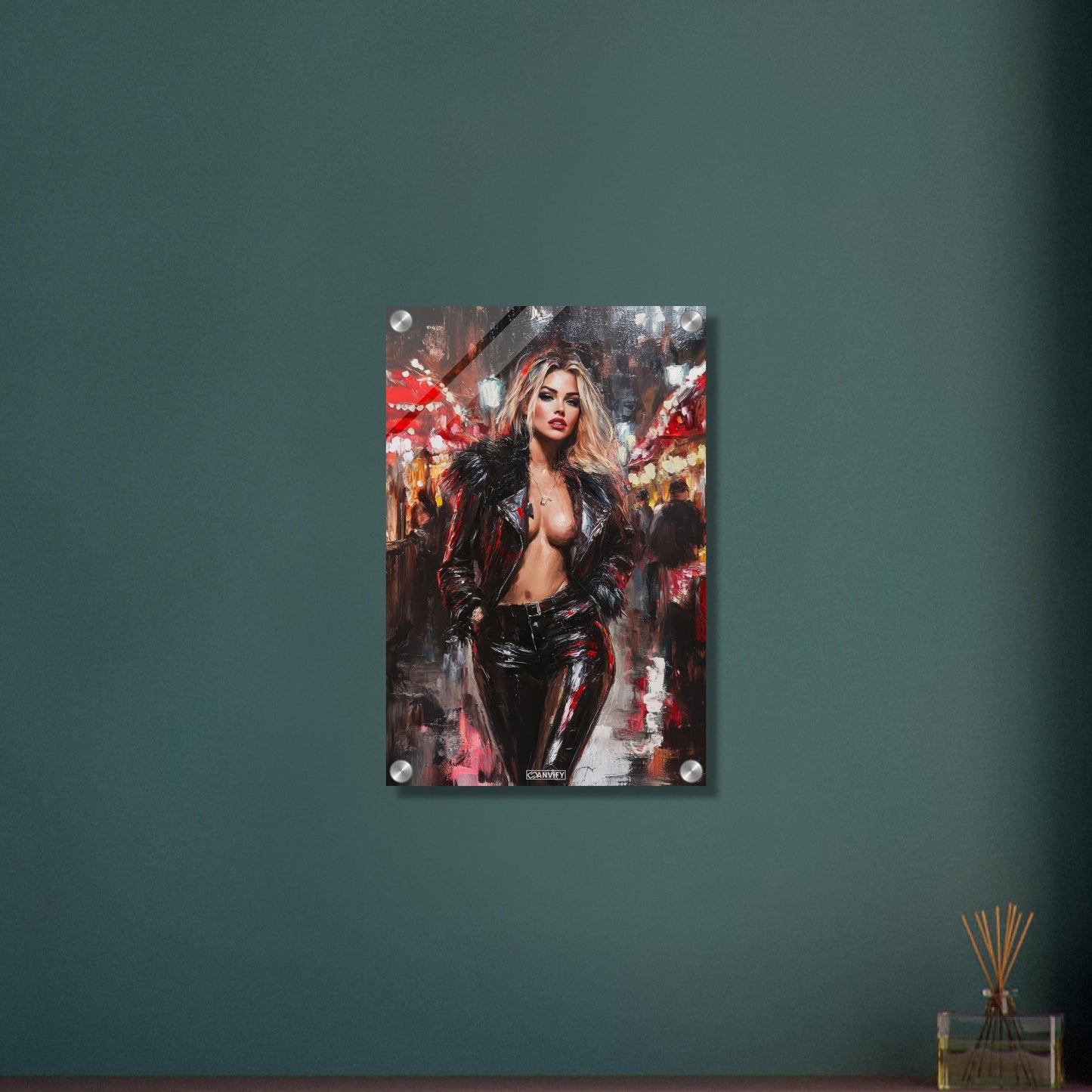 Sexy blonde Frau mit einer offenen schwarzen Jacke auf einem Acrylbild