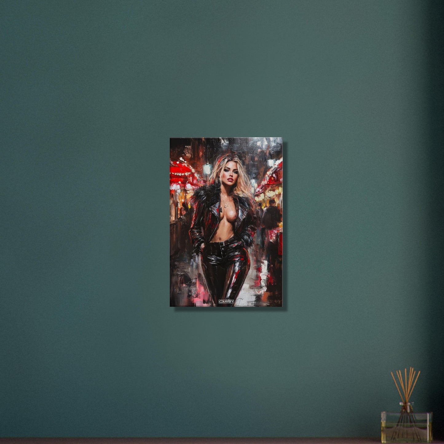 Sexy blonde Frau mit einer offenen schwarzen Jacke auf einer Leinwand