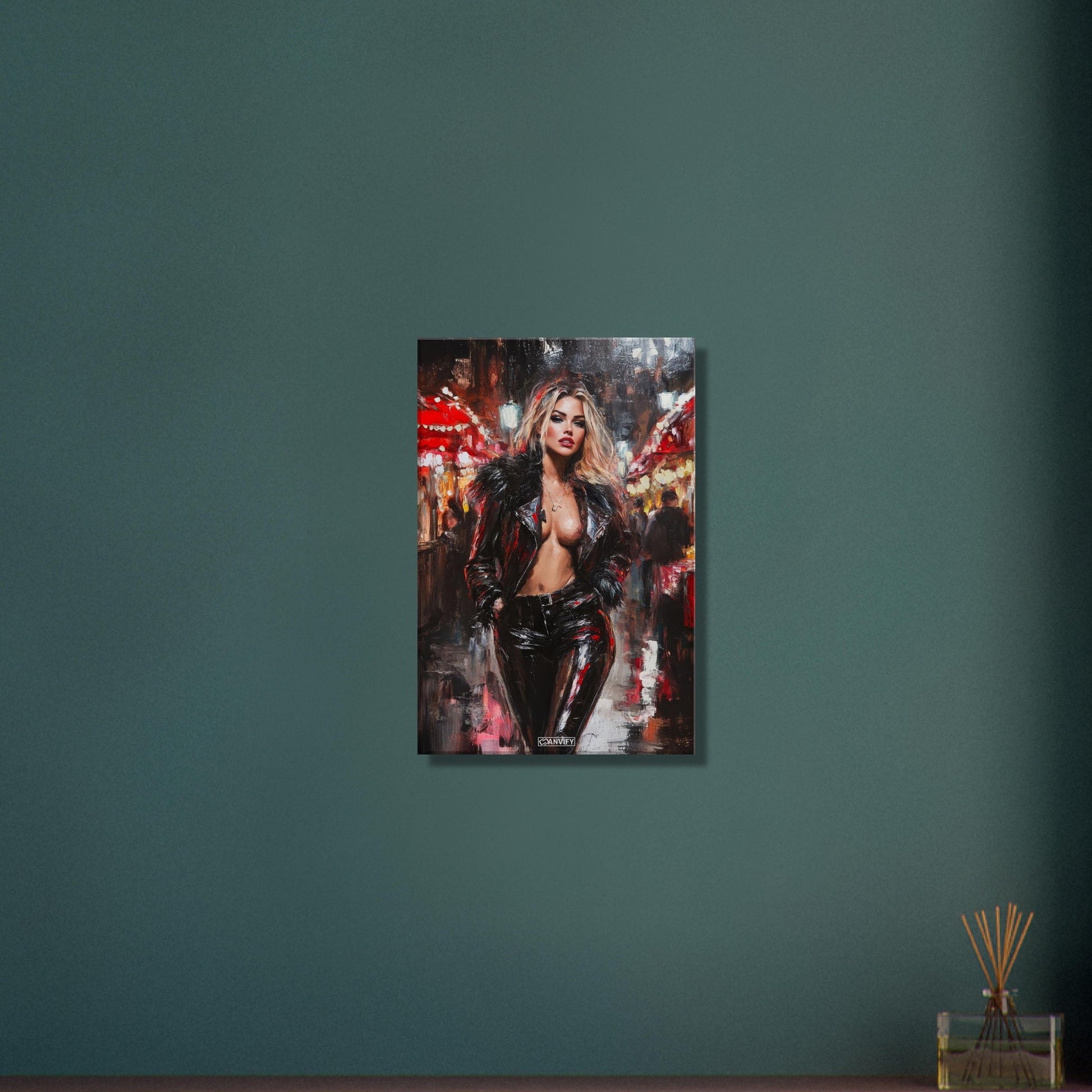 Sexy blonde Frau mit einer offenen schwarzen Jacke auf einer Leinwand