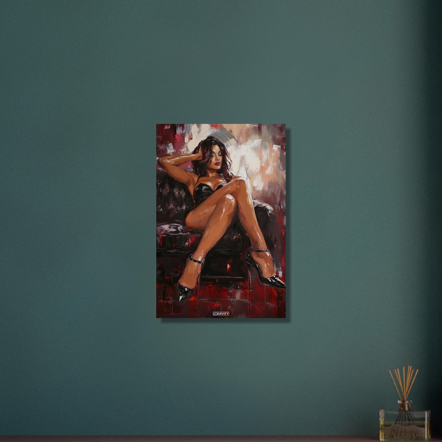 Sexy dunkelhaarige Frau auf einem Sofa auf Aluminium