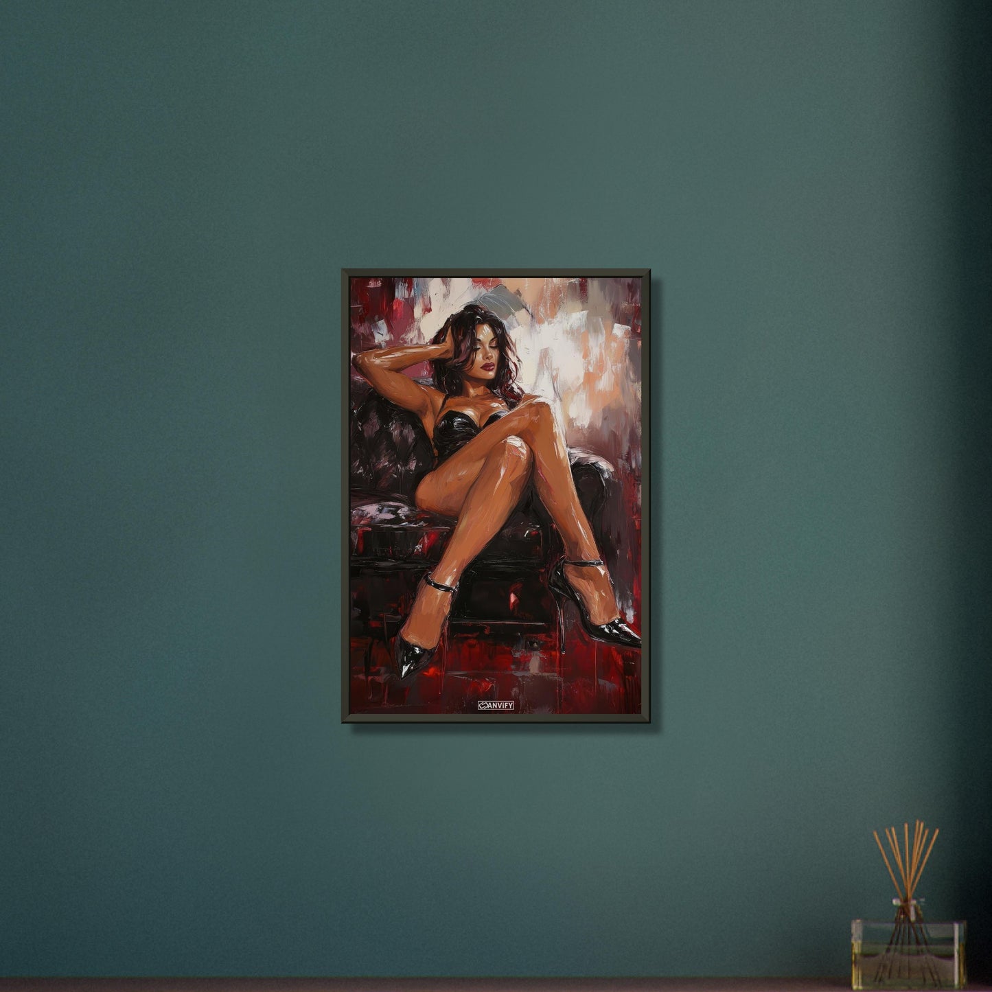 Sexy dunkelhaarige Frau auf einem Sofa auf einem Poster im Metallrahmen
