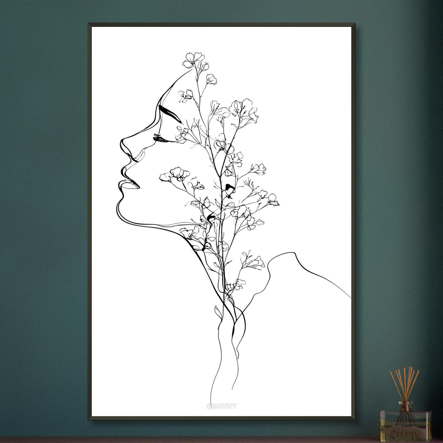 Frau mit Blumen gezeichnet mit einer Linie auf einem Poster im Metallrahmen